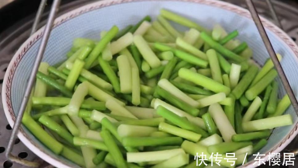 炒蒜苔时，切记不要直接下锅，多加2步，出锅脆嫩又入味太香了