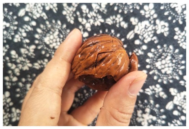 核桃好吃难去壳,试试放锅蒸一蒸,核桃皮容易去,核桃完整不易碎