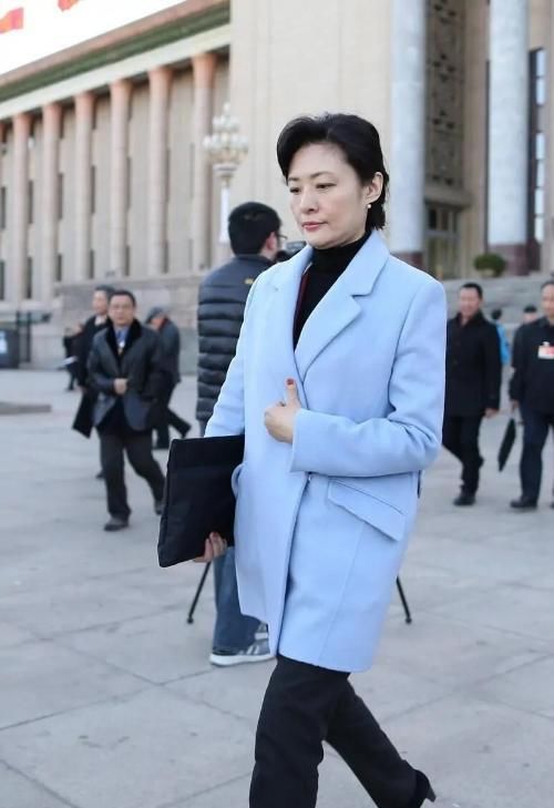 女人过50好气质得靠衣品撑！瞧主持人周涛穿搭，时髦大气显年轻