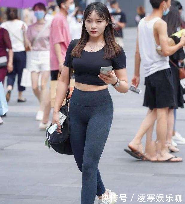 搭配 “凹凸感”十足的紧身打底裤,修身塑形不含糊,时髦显瘦又减龄