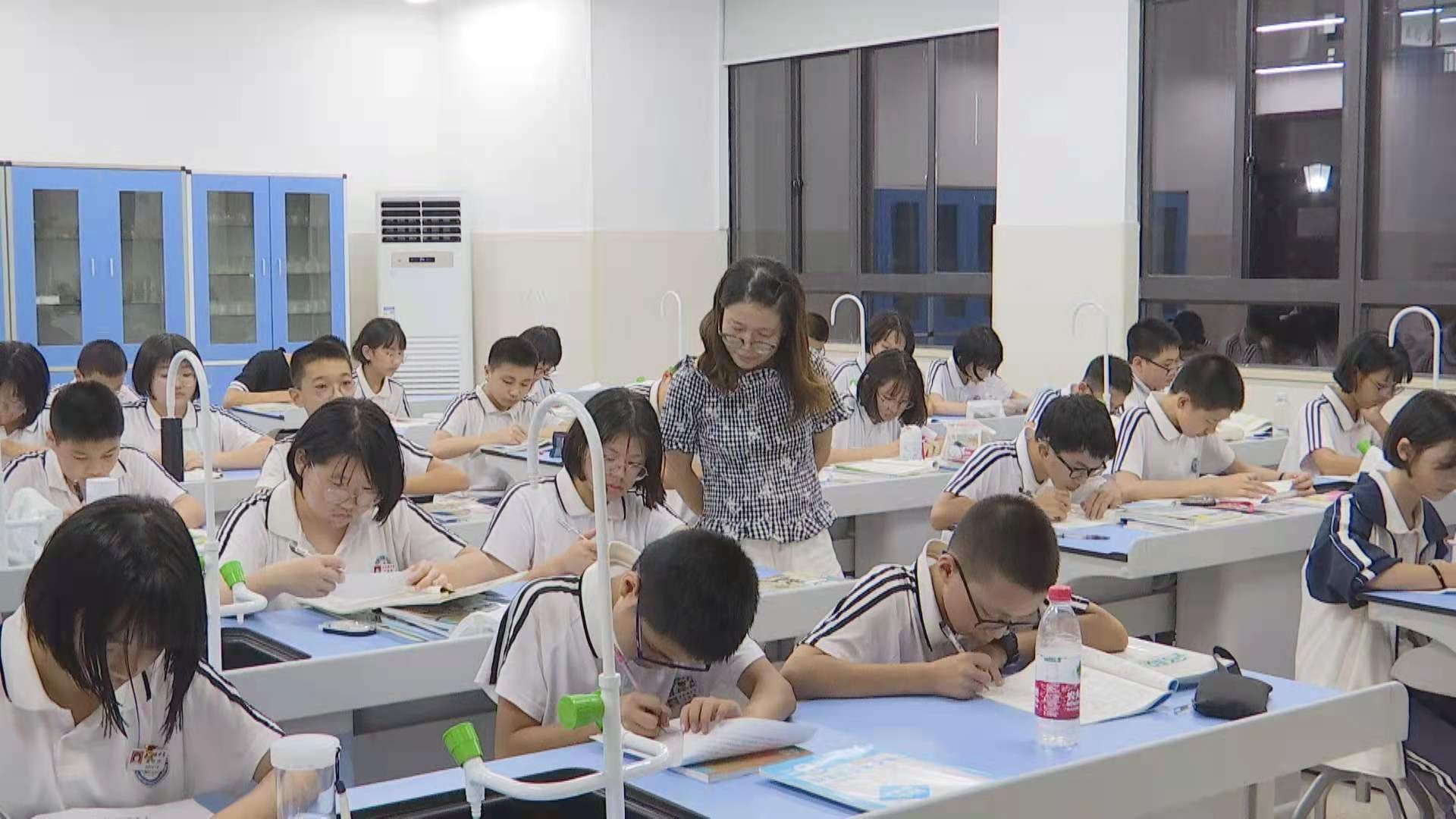 课业|黄岩：“双减”政策实施 中小学生课业减负不减质