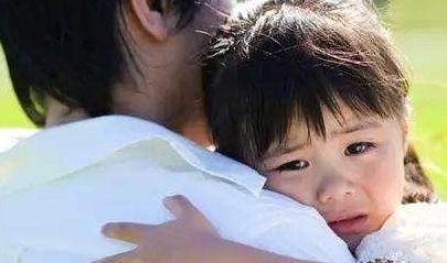 宝妈|爸爸抱着“小情人”睡觉,妈妈悄悄起床做早餐,回头一刻红了眼