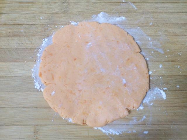 红薯除了蒸煮外，还可以搓成小圆子，加点银耳，好喝的甜品汤