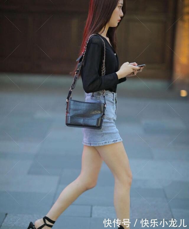 整体造型 牛仔短裙搭配黑色长衫,时髦性感,更显活力