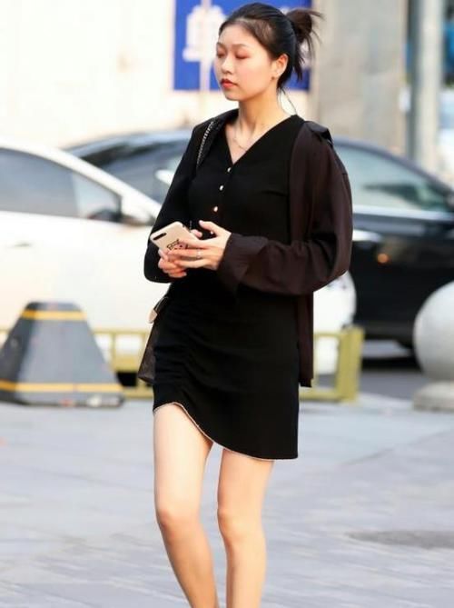 街拍身材苗条的小姐姐,一件白色短袖配牛仔裤,时尚好身材