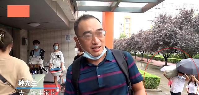 爸爸|西安一父亲送女儿上学,累得出了汗,眼里是满满的笑意