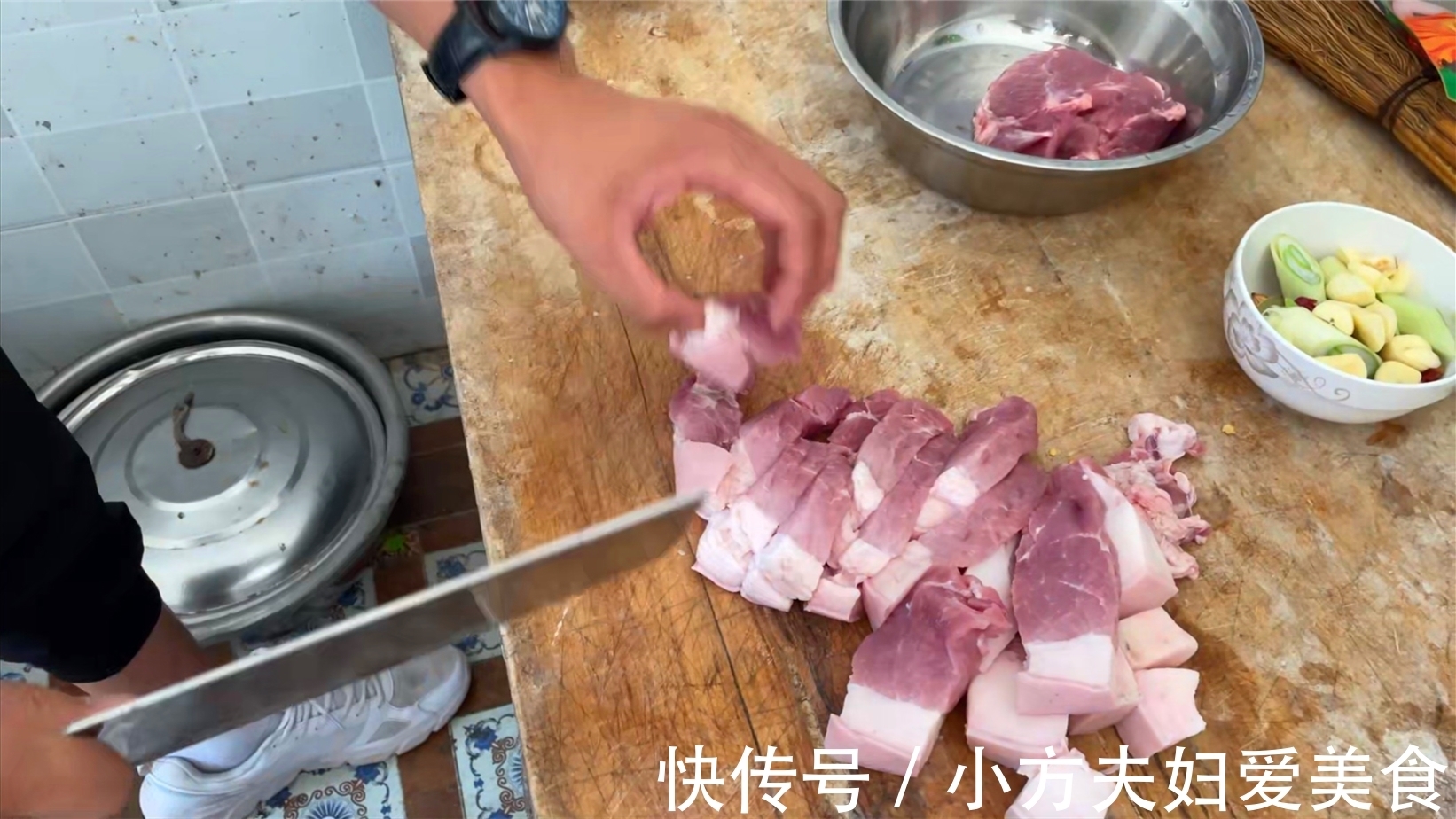 小方秘制红烧肉，色泽诱人肥而不腻，比饭店里做的都好吃！