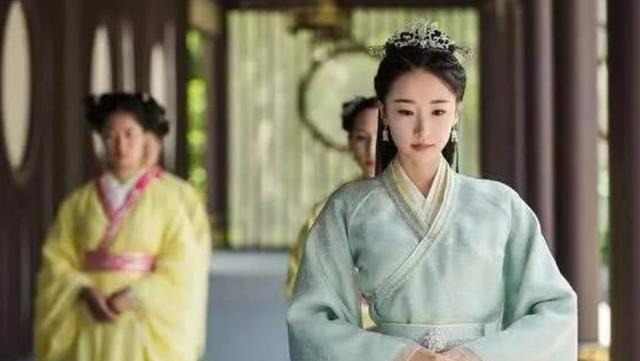 位男子|她入宫不久皇帝就驾崩,便被遣回老家,途中与一男子与他相爱