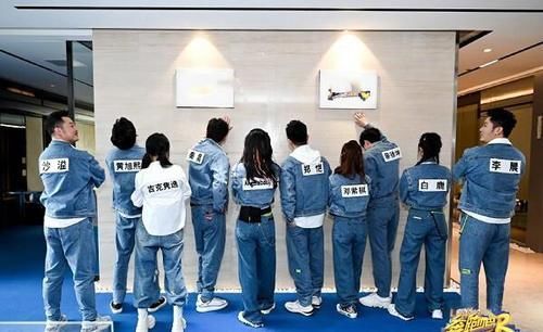 牛仔褲|有種“團結(jié)”叫跑男成員都穿牛仔褲，就不告訴吉克雋逸，就是玩兒