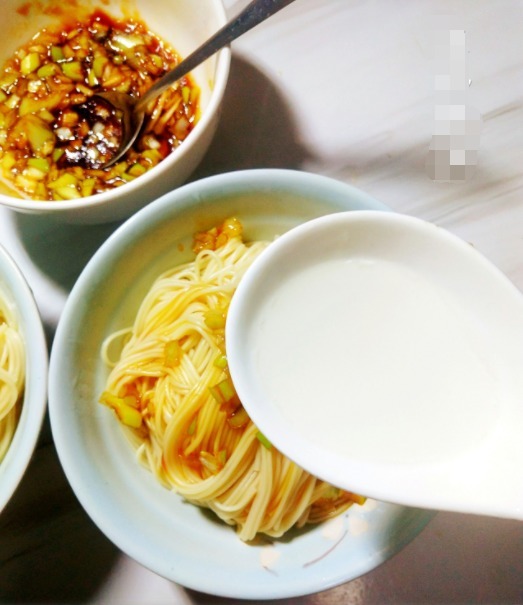 早上起来,3分钟做好的这碗葱花面,汤水鲜香,孩子一碗不够吃