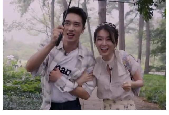 cp|許魏洲嘴巴粘了東西，喬欣下意識伸手去幫他擦，吳宣儀都看愣了