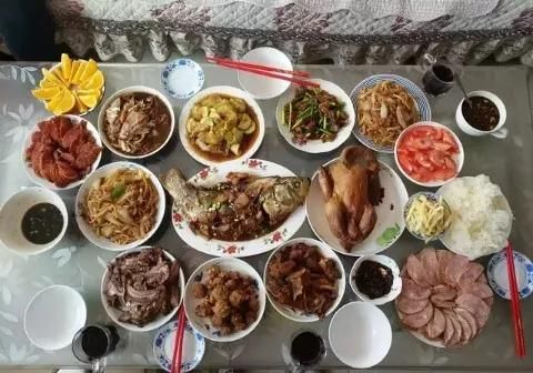 实拍15个普通家庭的年夜饭，比比谁家的年味最浓