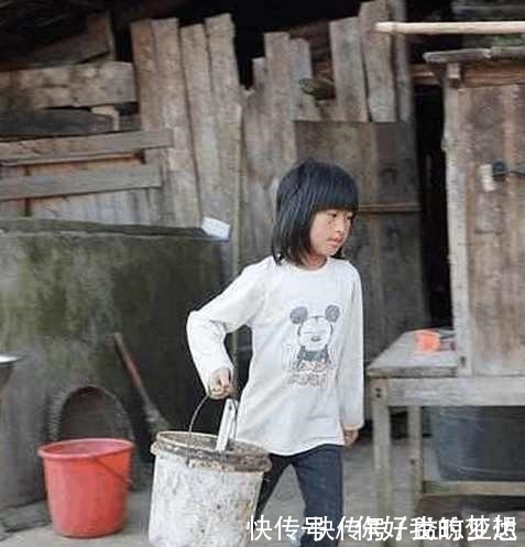 小小年纪|7岁小女孩自己做饭，还养了一窝小猪，问她妈妈在哪，她却哭了！