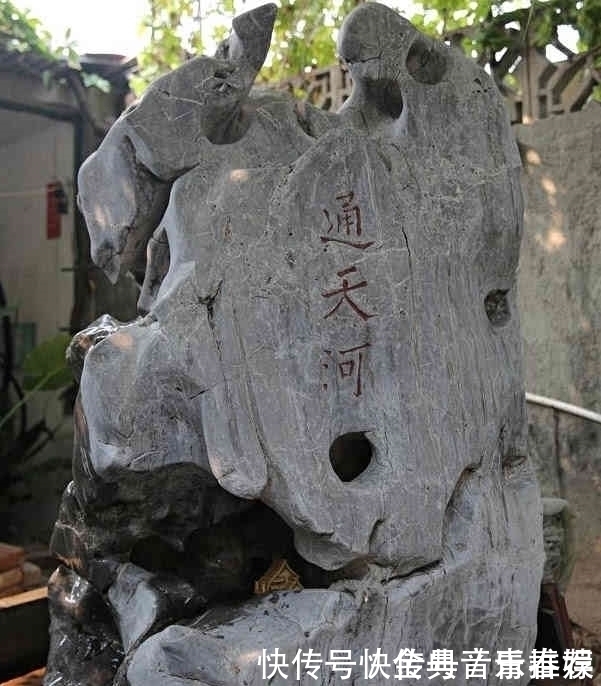 进山#退休老人进山觅奇石20年骑坏3辆摩托,发掘3件“镇斋之宝”