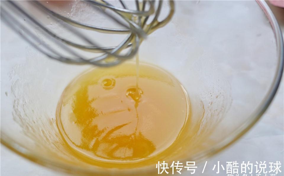 咬掉|烤了一盘黑暗月饼，儿子一口咬掉半个，表情瞬间亮了