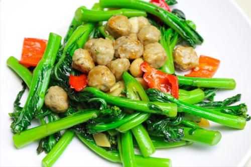 窍门|不管炒什么绿叶菜,切忌直接下锅,分享2个窍门,青菜翠绿不出水