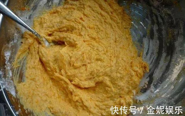 水库钓起野生大鲤鱼,全靠它打窝,5毛一斤便宜又有效!