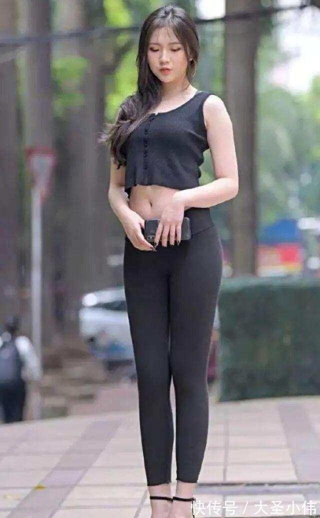 女人味儿 美女街拍:蜂腰细腿的瑜伽裤美女,显得精致干练,很有女人味儿!!