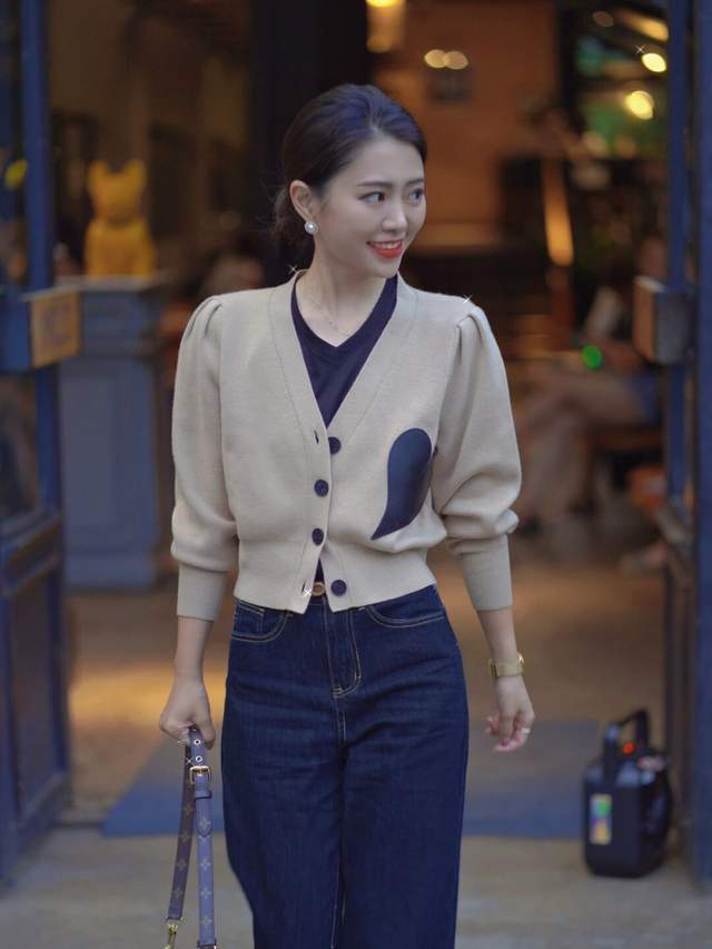 穿搭|秋季,西服怎么穿才好看?搭配上黑色针织衫和半身裙,高级又时髦