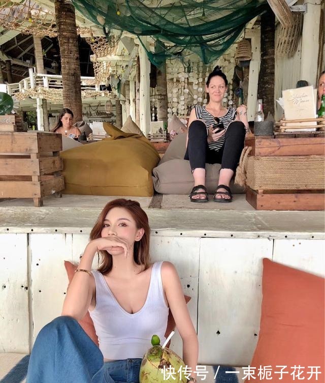 白背心 谁说“喇叭裤”没人穿搭配初恋白背心，显瘦又显高，复古还性感