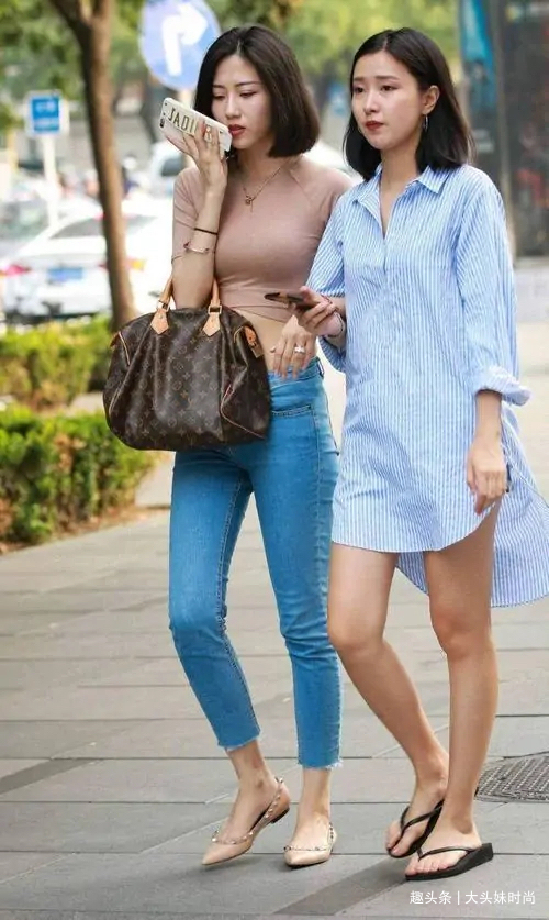 精致感 卡其色露脐上衣搭配紧身牛仔裤,显高显瘦又有精致感,复古又别致