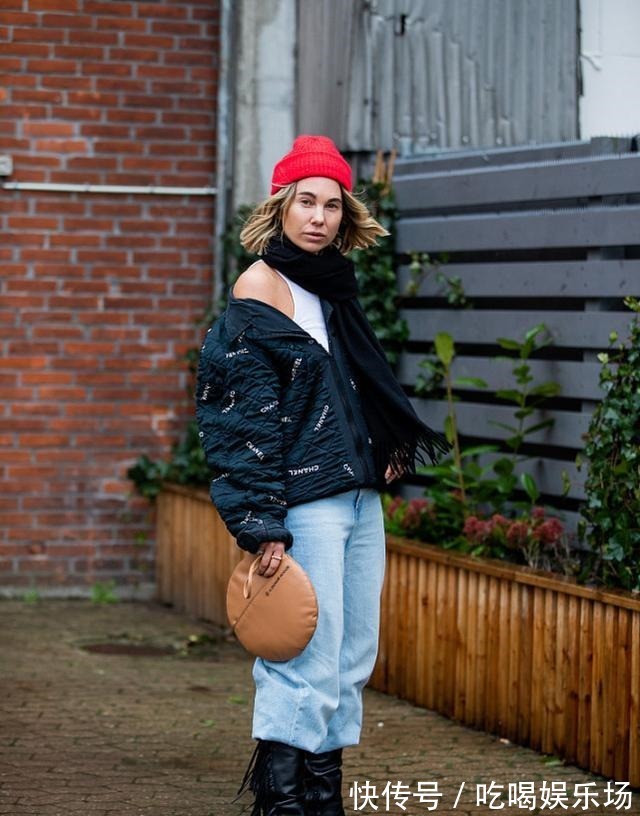 时髦 入冬了,该为自己选择一款棉服了,黑色的棉服百搭又时髦、还保暖!