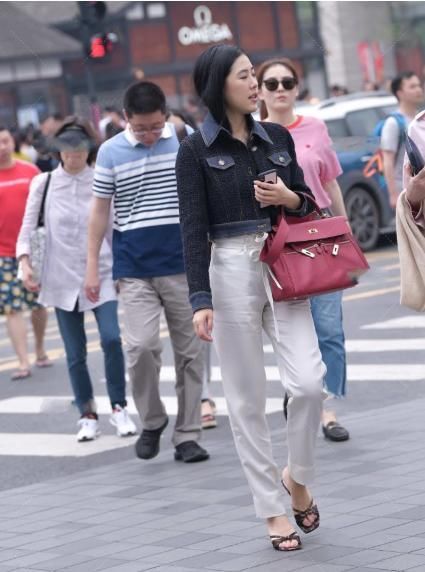 小香风外套搭配高腰休闲裤，设计独特，个性十足