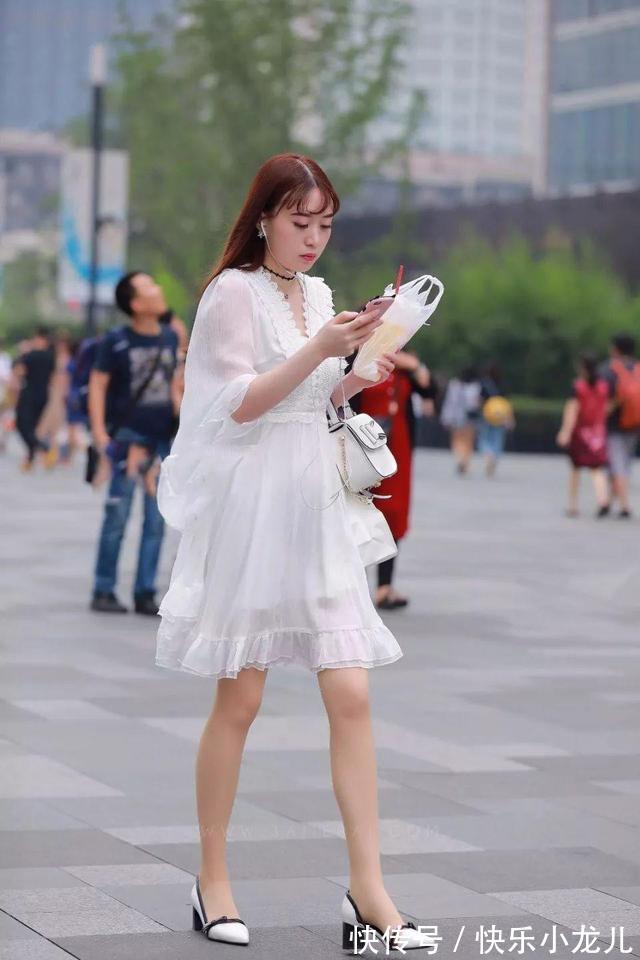 长袖 蓝色牛仔裤搭配休闲长袖,穿起来更舒适自在轻松,这美美哒