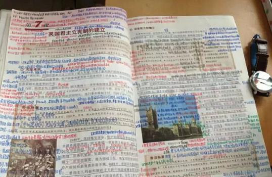 市场经济@有种“强悍”叫文科生的课本,字体密密麻麻,其中的痛苦我们不懂