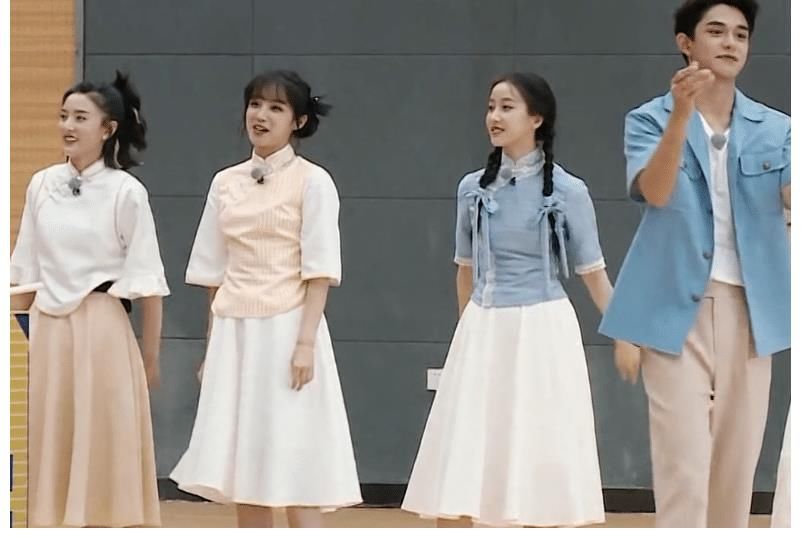 全程|《奔跑吧》宋祖兒受捧，宋雨琦帶情緒，全程護(hù)著另一位飛行女嘉賓