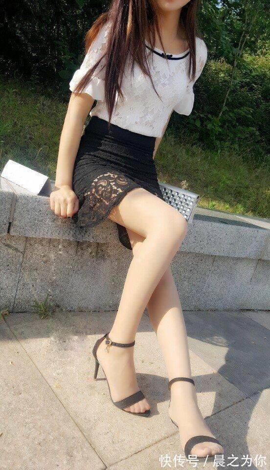 空空如也 搭配细跟的尖头高跟鞋,延长美女腿部线条,气质出众!