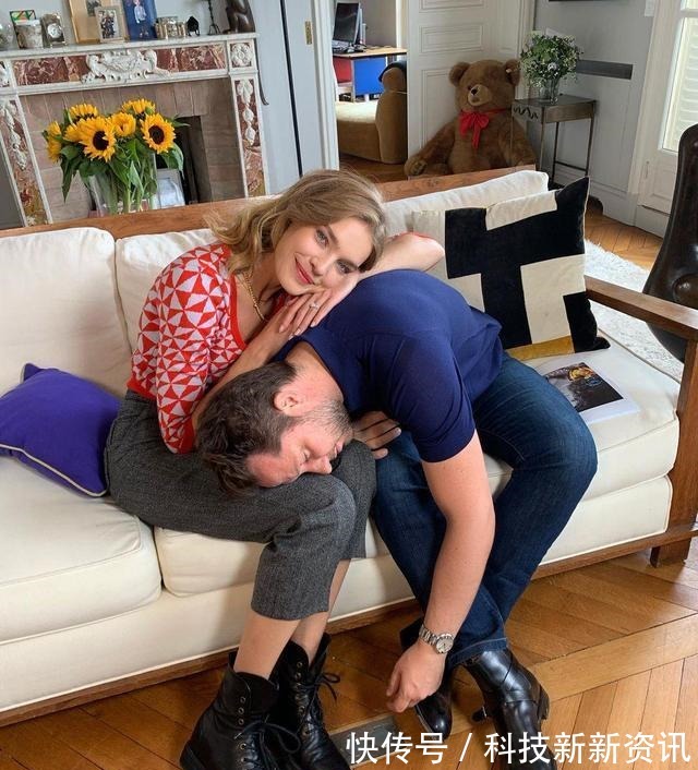 纳塔利·沃佳诺娃 LV太子妃婚后在家拍大片,穿挂脖裙配羊角高跟鞋,拿奢侈包逗猫!