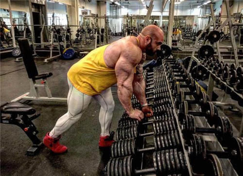 健身|挪威小伙常年吃生牛肉健身,10年后被兽化,体型夸张却抱得美人归