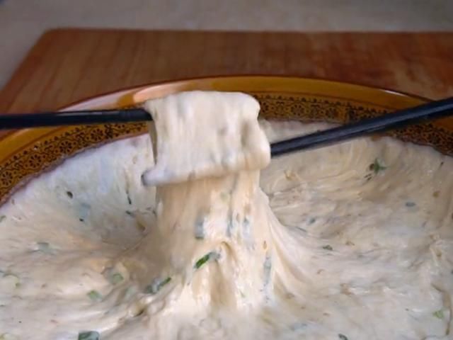 不揉面也能烙饼，用筷子简单一搅，像面包一样松软，全程手不沾面