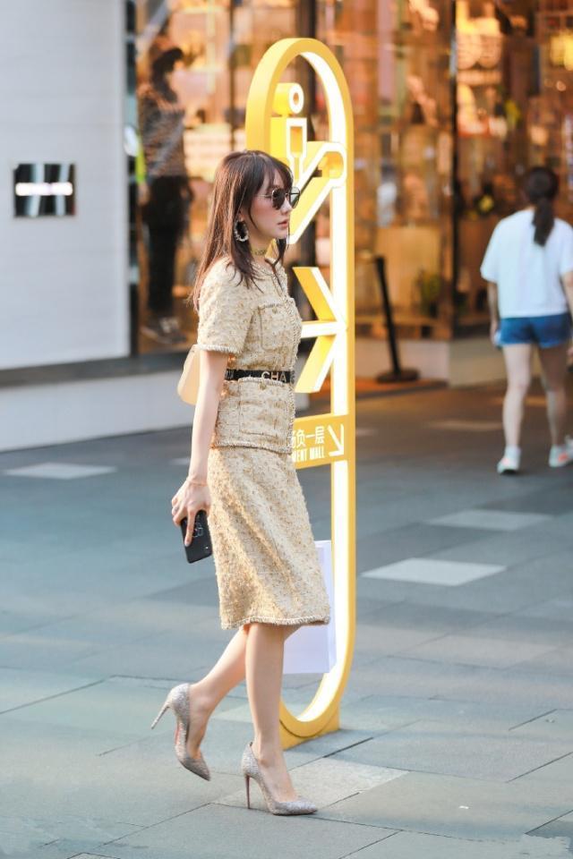 高跟鞋 穿搭简约时尚的小姐姐，笑容甜美暖人心田，格外养眼