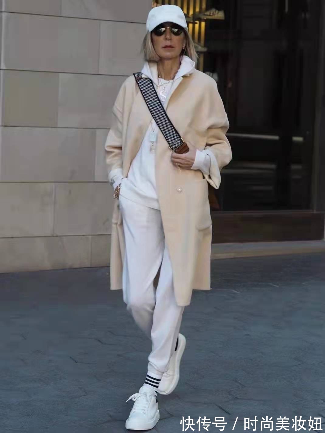 气质 这才是“教科书般”的气质穿搭,50岁也穿得高级体面,美翻了