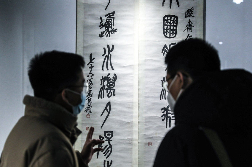 书法$腊八节，跟着名家一起欣赏楹联佳作！市民可一次性打卡吴昌硕等30位名家书法