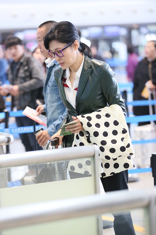 周涛气质全开, 身穿一件黑色皮衣搭配黑色西装裤, 优雅又端庄