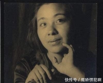 同床|丁玲:被囚禁狱中3年,与嫌疑犯同床共眠,狱中产下一名女婴