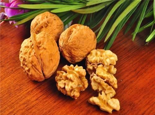 睡眠质量|吃核桃食时加一宝，补心健脑，改善睡眠，脸色更红润