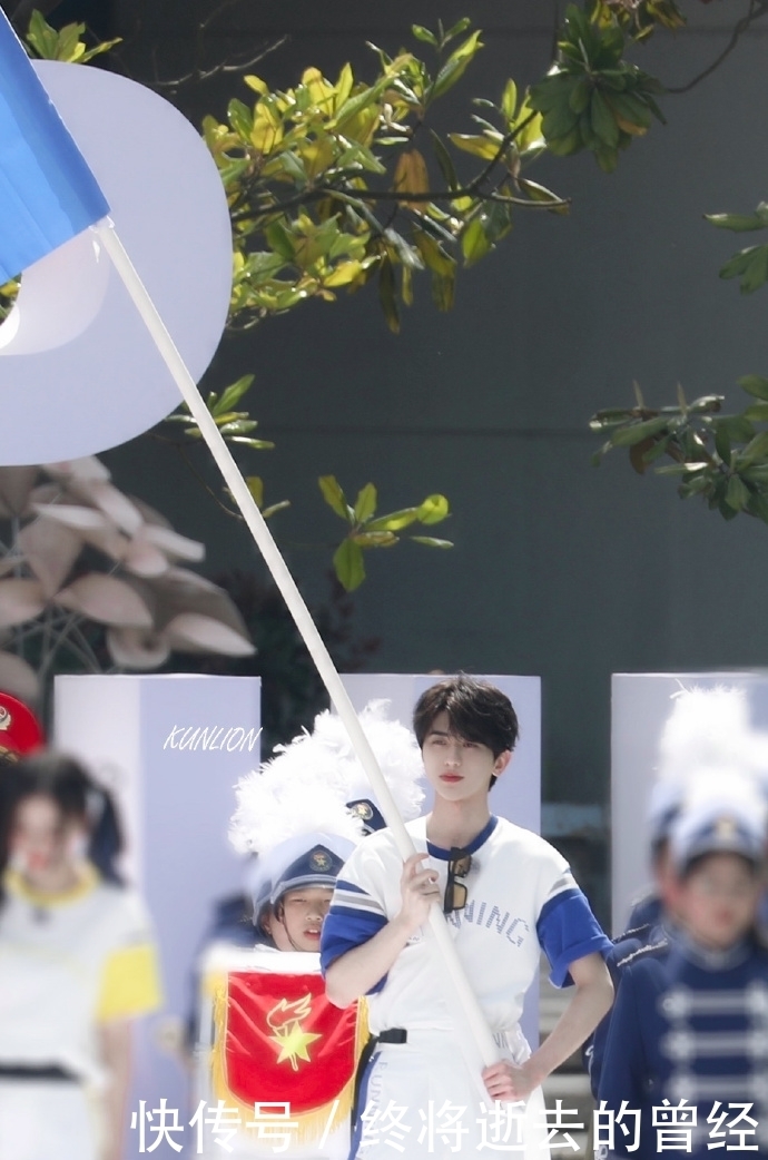 蔡徐坤今日《奔跑吧》路透来袭 运动会上的小小扛旗手甜度爆表可爱炸裂!