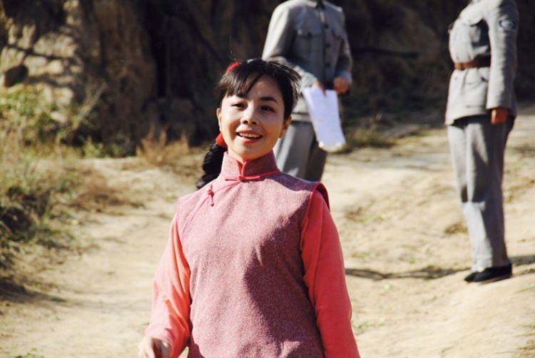 星光大道|她上过《星光大道》,回老家却毫无架子,下地干农活、放牛成日常