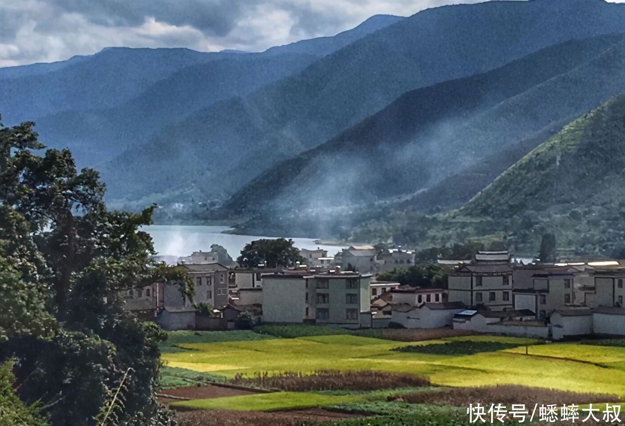 椭圆形|丽江原始椭圆形湖泊，像极了天空之镜，一年四季绿光神奇无比