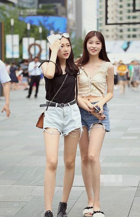 街拍：轻装出行的美女，身材气质真的无话可说