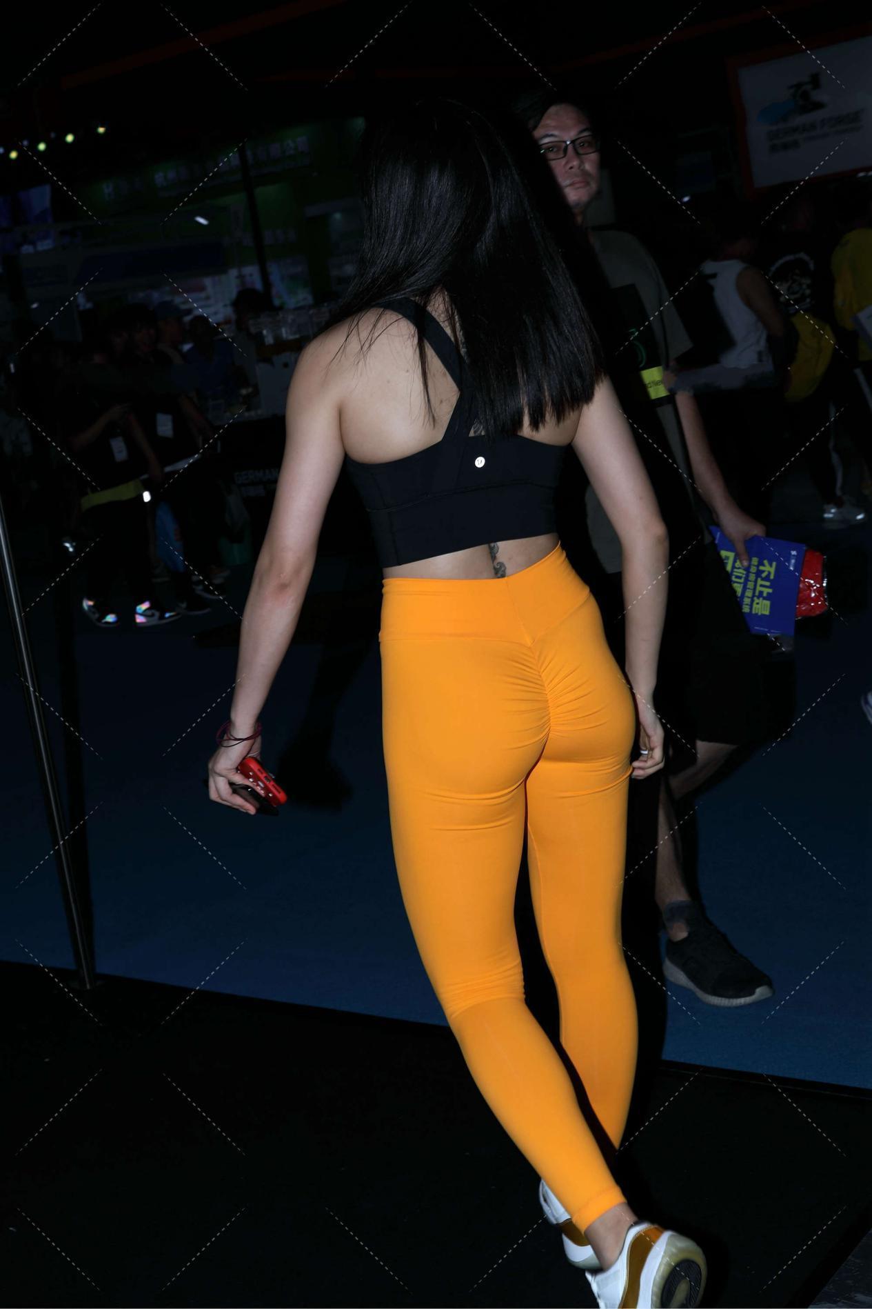 运动|黑色修身运动背心, 搭配姜黄色修身弹力裤, 两种颜色的碰撞