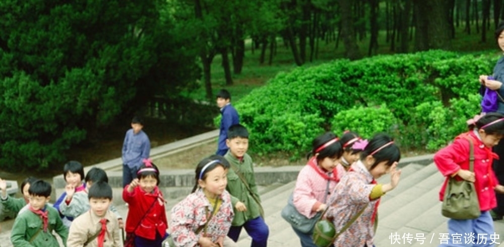 1980年的中山陵，来了一群小学生，穿军装背水壶神气十足