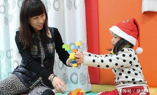 妈妈|7岁双胞胎出生后就未穿过衣服,邻居上门质问,宝妈含泪说出原因