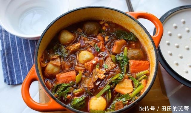 天冷|天冷就爱这一锅,端上桌还咕嘟嘟冒着热气,想吃啥锅里都有