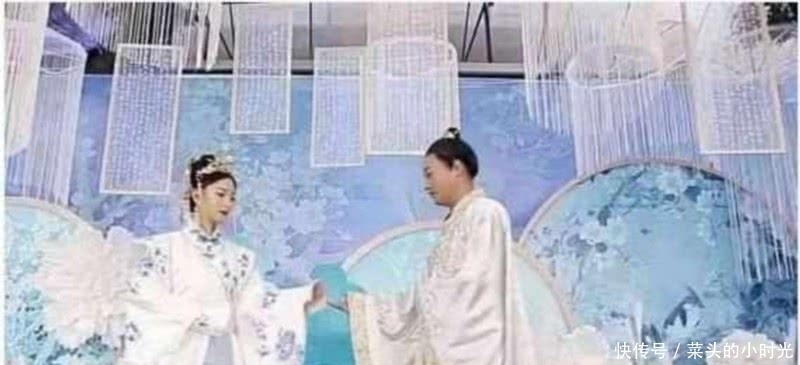 出场|新娘穿“青花瓷”婚纱出场,十分吸睛,网友:第一次见这种婚纱