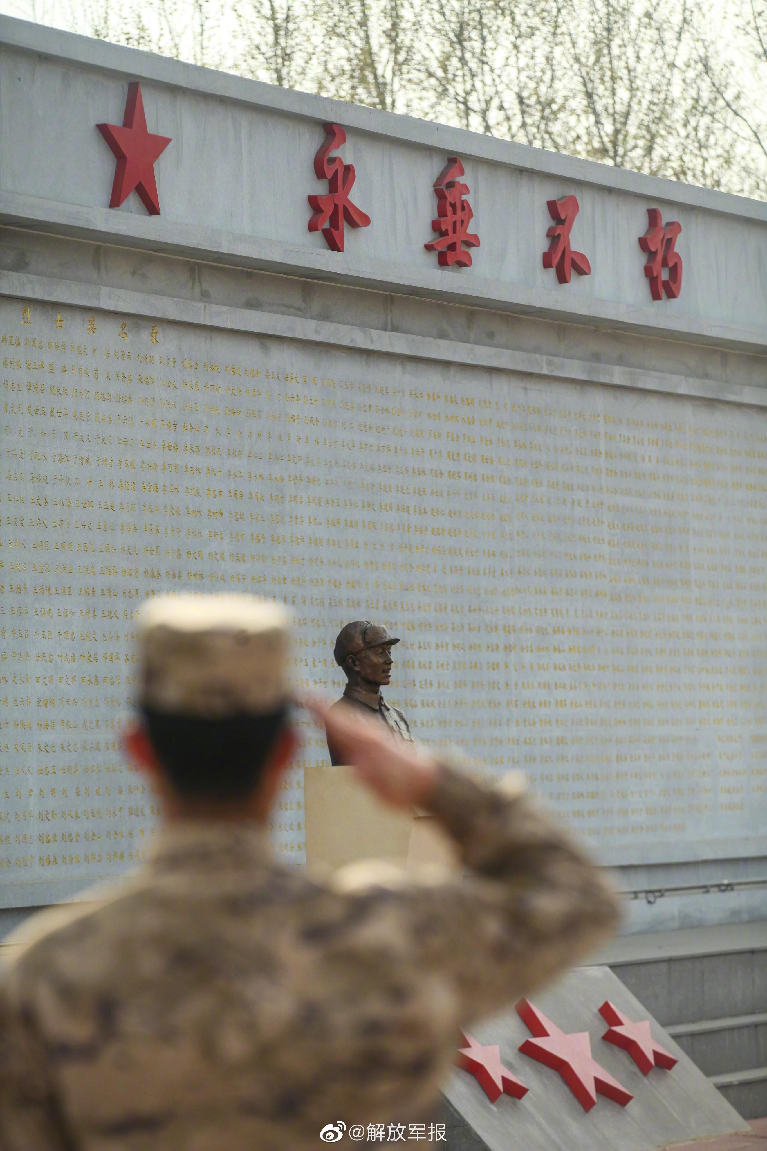 各部队官兵以多种形式祭奠缅怀革命先烈